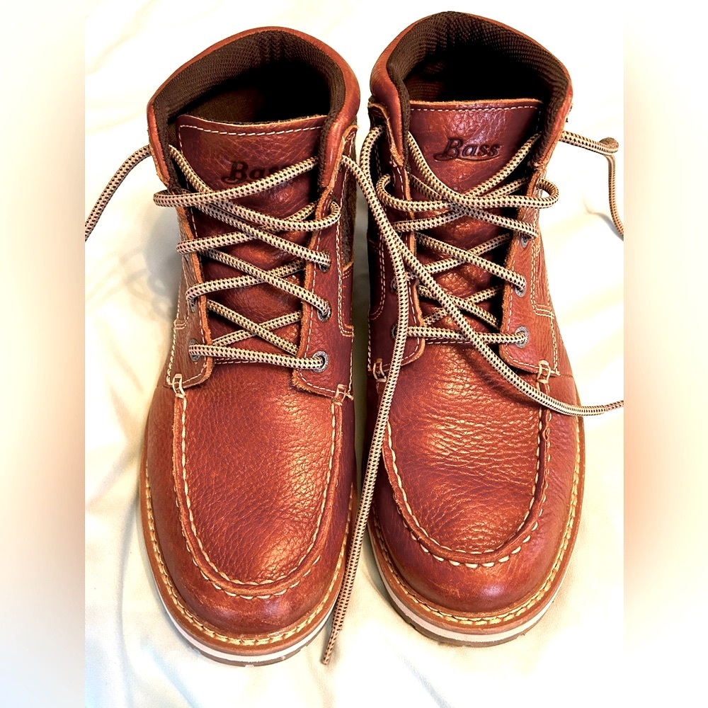 Men’s brown leather Bass mid boot.